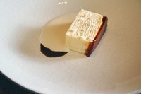 スライスして茹でた根セロリを17層重ねてミルフィーユ状にし、コーヒーゼリーを合わせています。根セロリからつくったソースは、昆布オイルをアクセントに。季節によってはトリュフを削って添えることも。