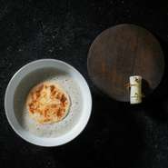 自家製豆乳を使ったフラン。長野県 清水牧場さんのバッカスチーズを使ったニョッキと野菜のポタージュに、梅オイルを垂らしてアクセントに。シート状のおからで包んだ、自家製の干し大根のなますとともに。