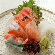 『お祝いコース　豪華伊勢海老』の一品。日本各地から自慢の魚介を5点盛。大分の鯛や長崎の鱧が一皿に。