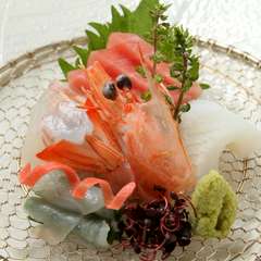 産直の鯛などを贅沢に盛り合わせました『お造り（5点もり）』