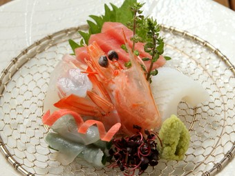 産直の鯛などを贅沢に盛り合わせました『お造り（5点もり）』