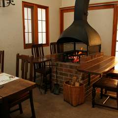 気軽に楽しめるテーブル席。和洋折衷のユニークな店内