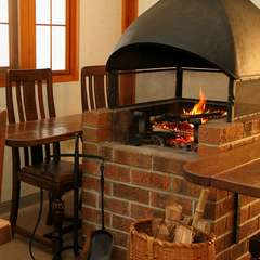 店内には暖炉も。周りを取り囲む、カジュアルなテーブル席