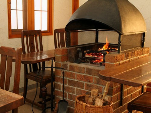 店内には暖炉も。周りを取り囲む、カジュアルなテーブル席