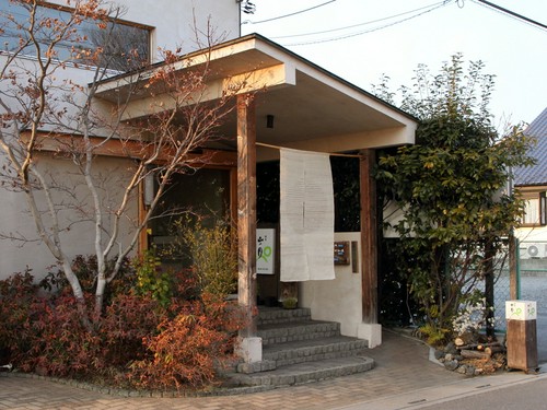 和の落ち着いたエントランス。住宅街に溶け込むように佇む