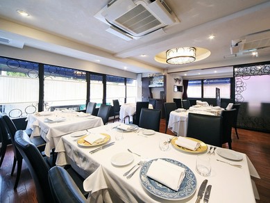 開放的かつ落ち着いた雰囲気の店内