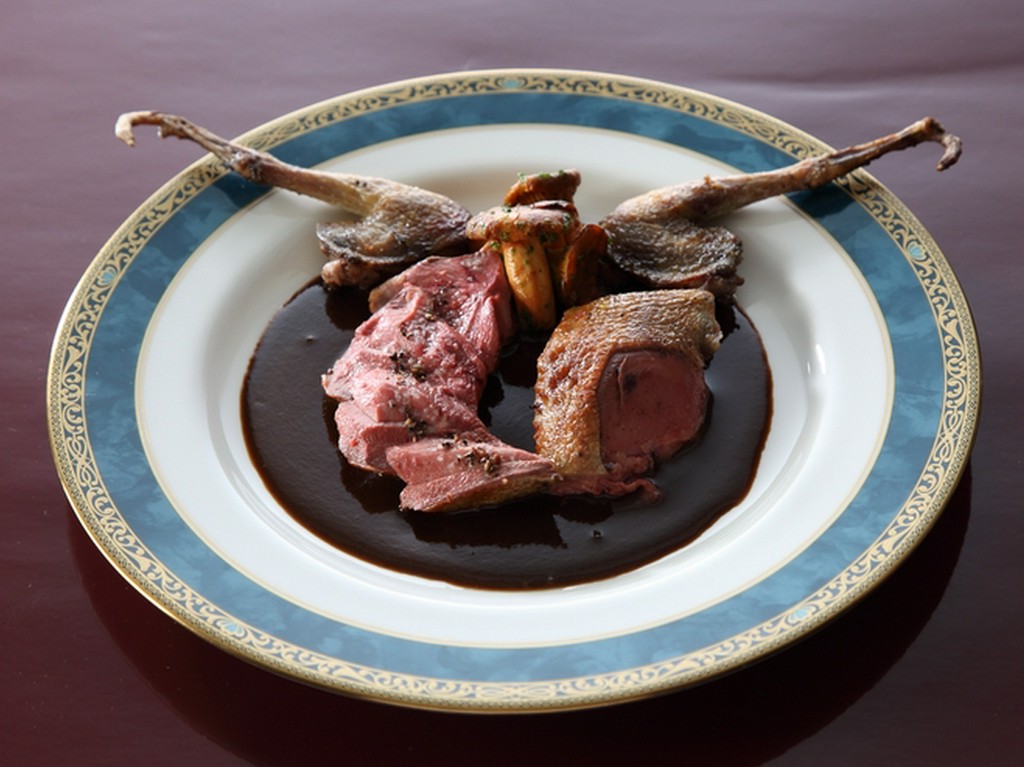 小鳩の出汁が旨みの決め手『小鳩のロースト　サルミソース』