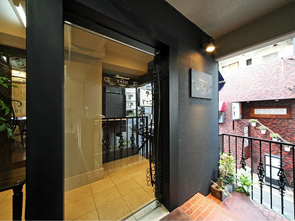 大きなガラスの扉が特徴的なエントランス