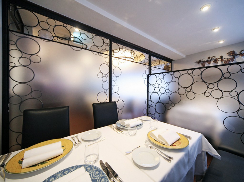 仕切りで個室になるソファー席