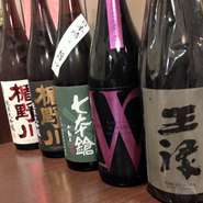 蕎麦に合う日本酒や、蕎麦焼酎、芋焼酎にこだわっています。手軽に楽しめる、美味しいお酒が揃っているのが特徴です。ゆったりと蕎麦と味わうお酒は格別。冷酒や熱燗など、希望によって好きな飲み方ができます。