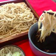 二八そば、特に夏秋の新そばシーズンは、極上蕎麦の実を用意しています。
うどんも、手打ちです。