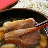 料亭でも調理される、
山形蔵王産の竹炭水で育てられた、厳選合鴨を香ばしくやきあげた。
美味しい水で育てられた、厳選合鴨なので、
独特の臭みは少なく、旨味が増した鴨肉です。