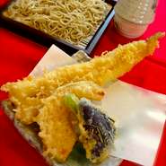 ふっくらとした身の新鮮アナゴの大きな天ぷらに、季節の野菜天を添えて。本格蕎麦の味わいが引き立ちます。