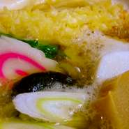 エビに程よい衣を付けてサクサクに丁寧にあげ、熟練手打ちの腰のあるおうどん。お鍋にとってもあいます。