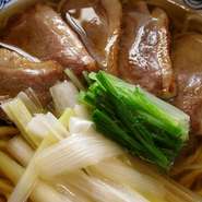 料亭でも調理される、
山形蔵王産の竹炭水で育てられた、厳選合鴨を香ばしくやきあげた。
美味しい水で育てられた、厳選合鴨なので、
独特の臭みは少なく、旨味が増した鴨肉です。