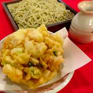 新鮮なホタテと季節の野菜をかき揚げに。ふっくらサクサクとした食感が二八蕎麦と相性抜群です。
