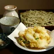 天ぷらは揚げ物にあらず。素材の旨味を凝縮した蒸し料理法で、ふっくらサクサクとした食感が大人気です。旬のホタテと季節の野菜のかき揚げです。こだわりの瀬戸内海の天然塩、海人の藻塩で召し上がってください。