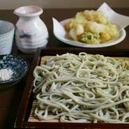 蕎麦粉は、特に産地を限定しておりません。それは、その時期に最もよい無農薬栽培の蕎麦粉を選びたいと考えているからです。納得して選んだ蕎麦粉を自家製石臼で二八に製粉しています。