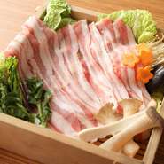 宮崎県土々呂町から直送した、肉質の良さと旨みが特徴のととろ豚。自家製ポン酢や胡麻ダレで召し上がれ。