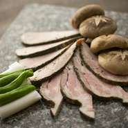 宮崎県のブランド豚【ととろ豚】が当店の看板食材。県外ではほぼ目にすることのできない、超希少な豚肉です