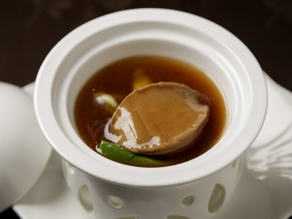 一度は食べたい大評判の「鮑の姿煮」