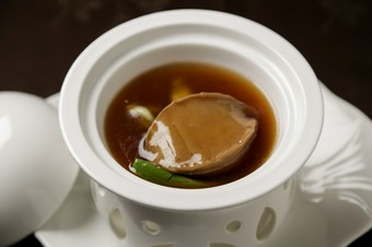 一度は食べたい大評判の「鮑の姿煮」