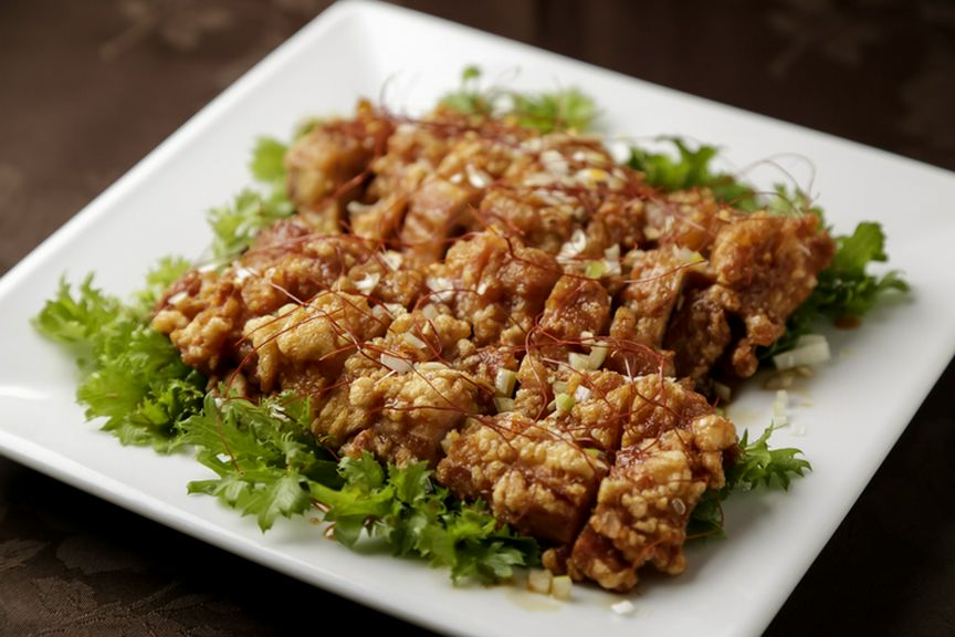 手作りの甘辛ソースで仕上げた「油淋鶏(ユーリンチー)」