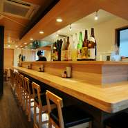 一人でふらりと入って、店主との会話を楽しみながら、こだわりの鶏料理とお酒を楽しめる場所【炭火焼き　鷹】。
仕事帰りや、お休みの日に、是非お立ち寄りください。