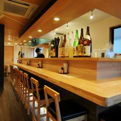 毎夜カウンターは、常連の方の憩いの場に