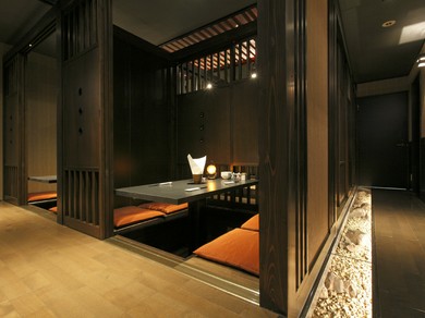 完全個室多数完備。落ち着いた空間で味わう和洋のお料理とお酒。