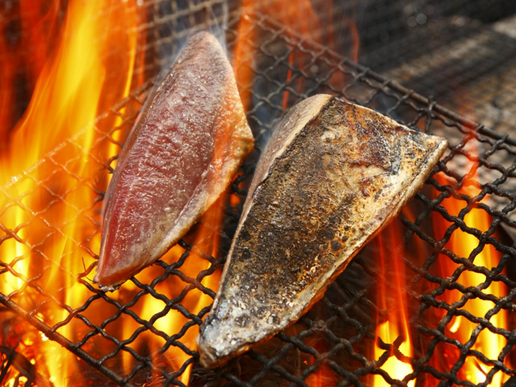 本場!!藁焼き鰹のタタキ(ポン酢・塩)