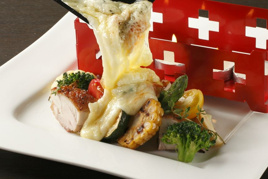 4種のチーズのラクレットフォンデュと季節野菜と四万十鶏のグリエ