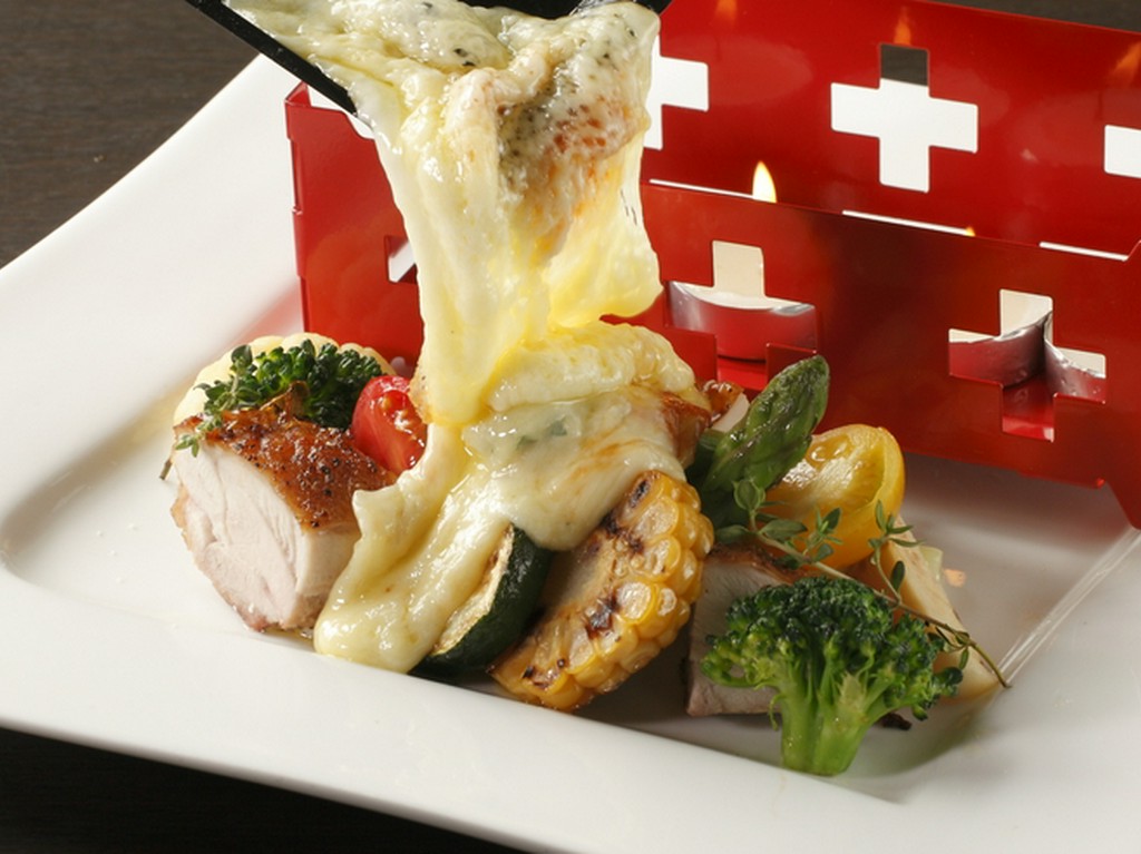 4種のチーズのラクレットフォンデュと季節野菜と四万十鶏のグリエ