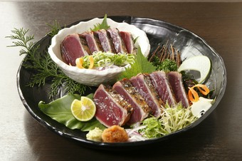 本場!!藁焼き鰹のタタキ 塩タタキとポン酢タタキの盛り合わせ