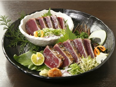 本場!!藁焼き鰹のタタキ 塩タタキとポン酢タタキの盛り合わせ