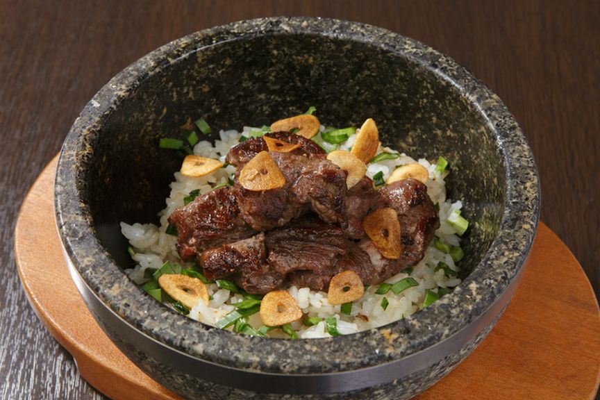 サイコロステーキとガーリックピラフ石焼飯