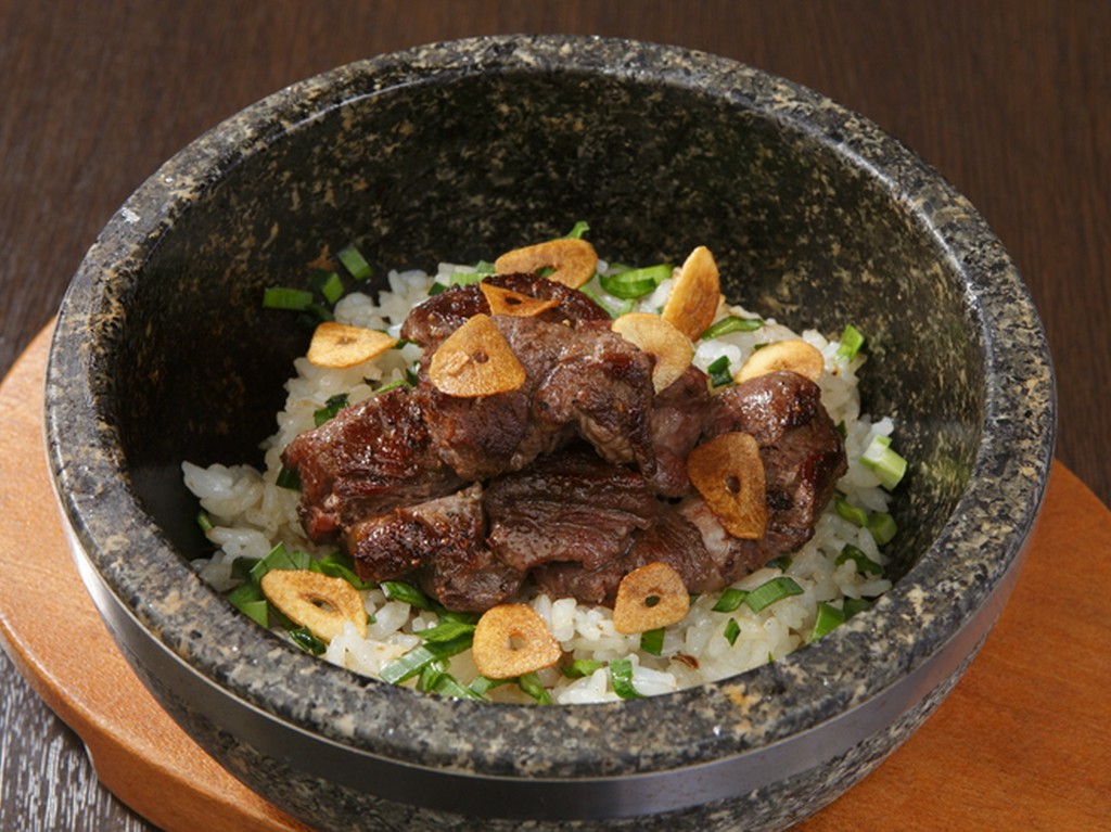 サイコロステーキとガーリックピラフ石焼飯