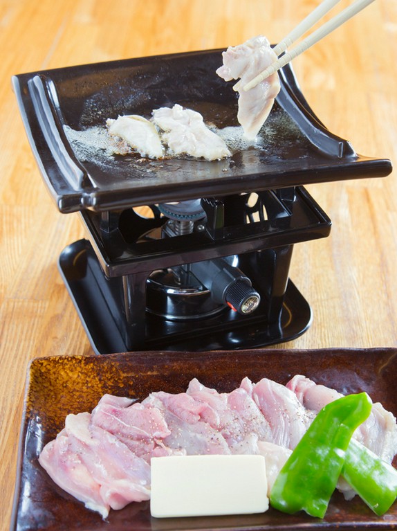 やわらかく風味のある赤鶏を堪能できる『地鶏の瓦焼き』