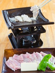 やわらかく風味のある赤鶏を堪能できる『地鶏の瓦焼き』