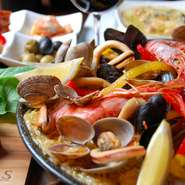 （鶏肉と魚介、パプリカのパエリア）