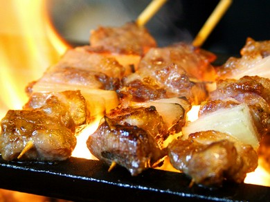 カウンター席完備。炎燃え上がる焼きとんをお二人でご堪能あれ