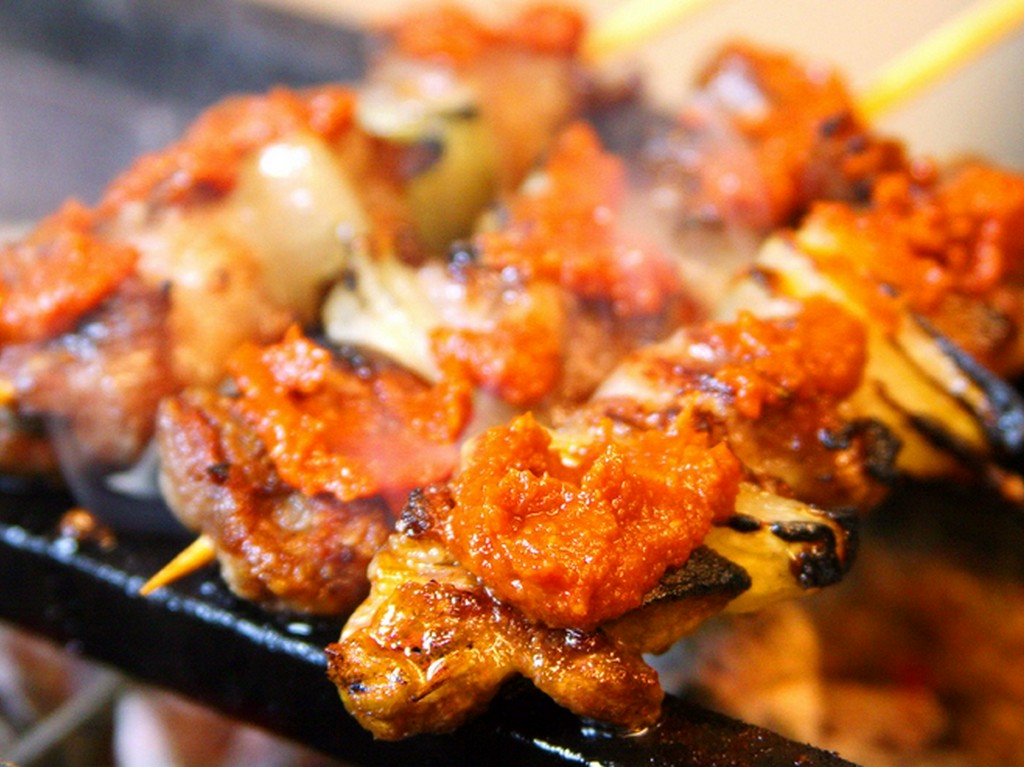 豚串に特製の味噌だれを。埼玉東松山の焼とり、岡山に初お目見え