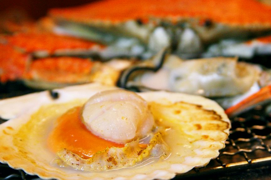 海鮮の網焼きメニューも。焼きたての海の幸をお酒とともに