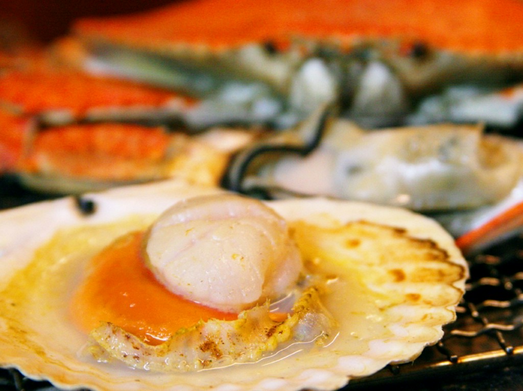 海鮮の網焼きメニューも。焼きたての海の幸をお酒とともに