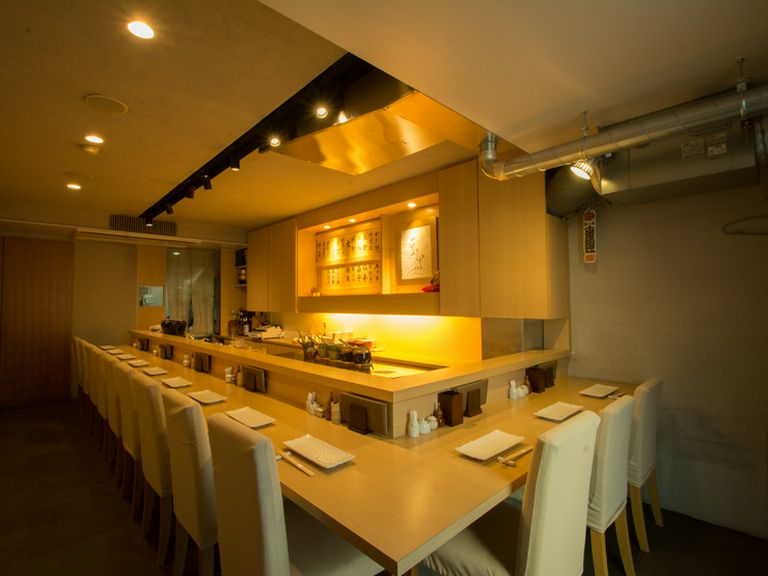 軽やかなJ-POPが流れるアットホームな店