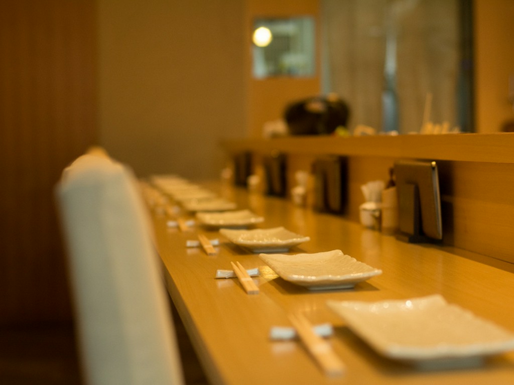 カウンター席で鶏の旨さにじっくり浸る