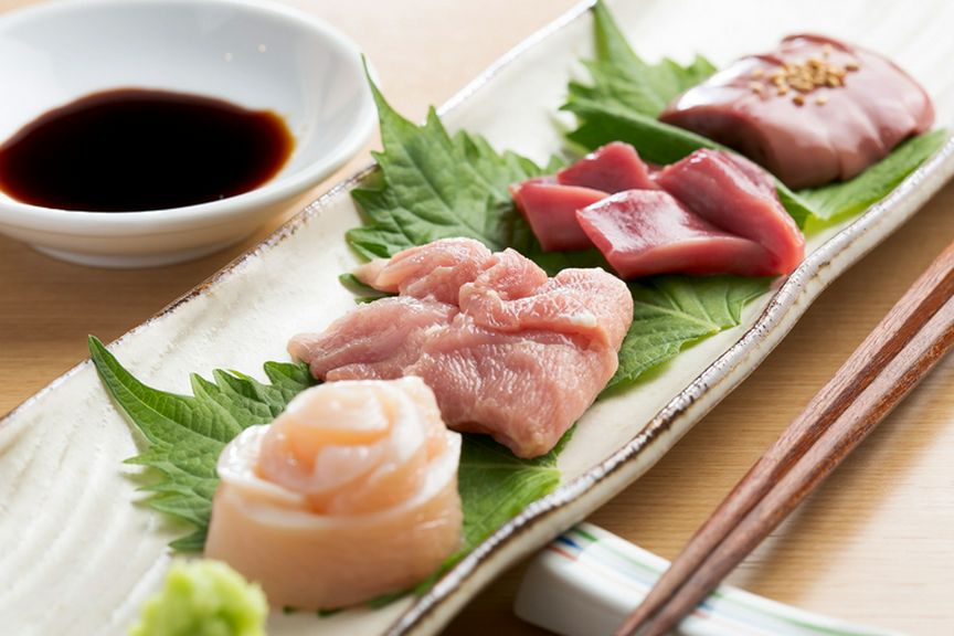 鮮度抜群!朝締め日向鶏の旨さ堪能『鶏の刺身盛合せ』