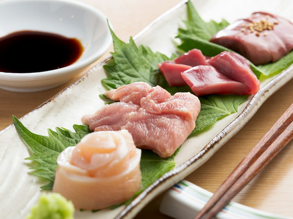 鮮度抜群！朝締め日向鶏の旨さ堪能『鶏の刺身盛合せ』