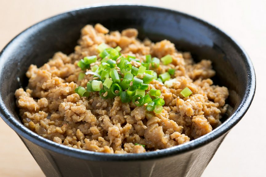 ”熱々ご飯に味噌味のそぼろ”が旨い『そぼろ飯』