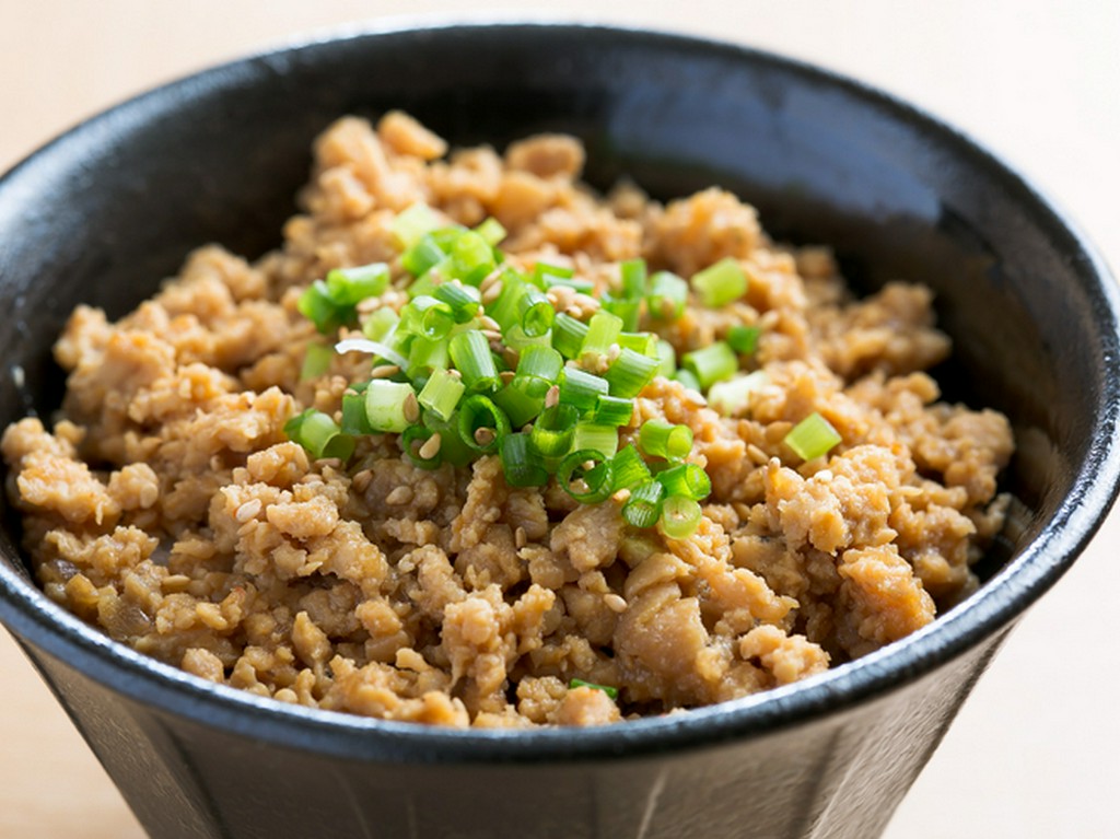 ”熱々ご飯に味噌味のそぼろ”が旨い『そぼろ飯』
